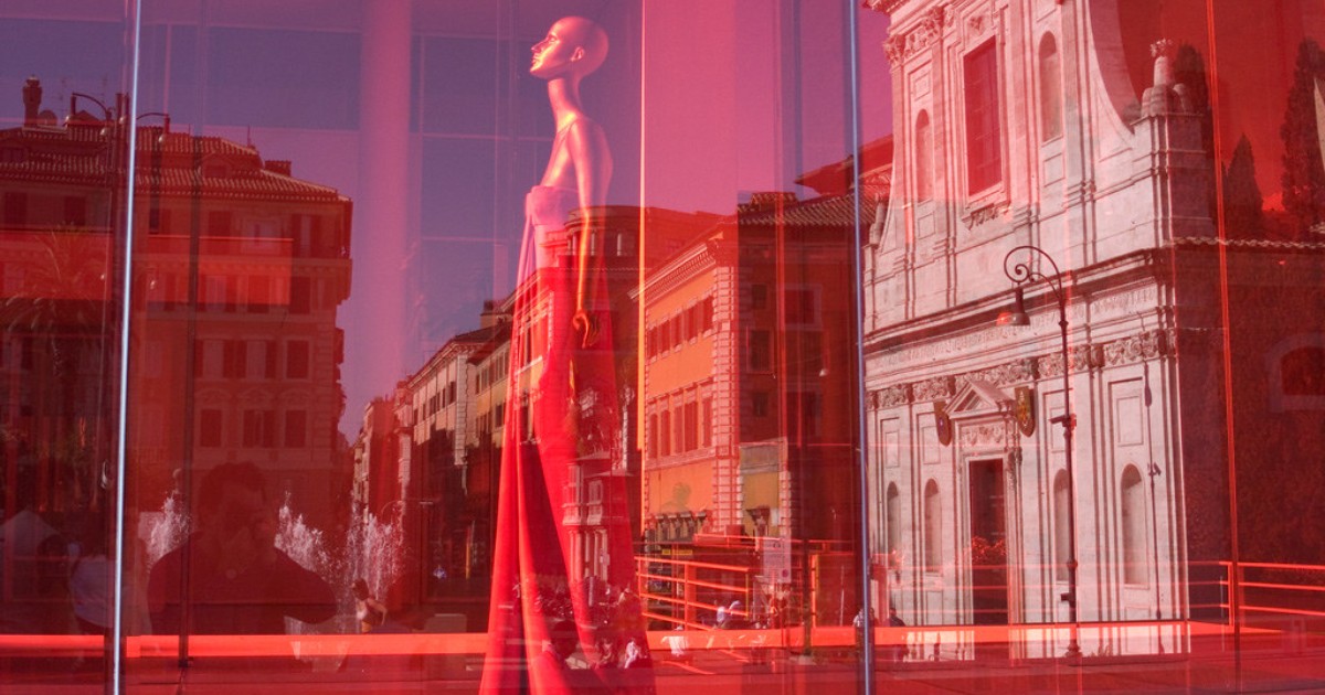 A história do icônico "Vermelho Valentino" começou em 1959, durante uma viagem a Barcelona, quando o estilista visitou o Teatro del Liceu. No local, ficou fascinado ao observar a plateia, onde uma mulher usando um vestido vermelho se destacava em meio aos tons escuros. Esta tonalidade específica (18-1663 TP, segundo o catálogo Pantone) foi desenvolvida através de uma combinação precisa de 100% magenta, 100% amarelo e 10% preto.