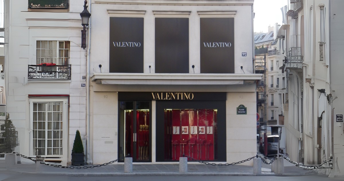 Descubra a história da Valentino, marca italiana que revolucionou a moda mundial com seu vermelho icônico. De pequeno ateliê a império do luxo, conheça a trajetória de sucesso.