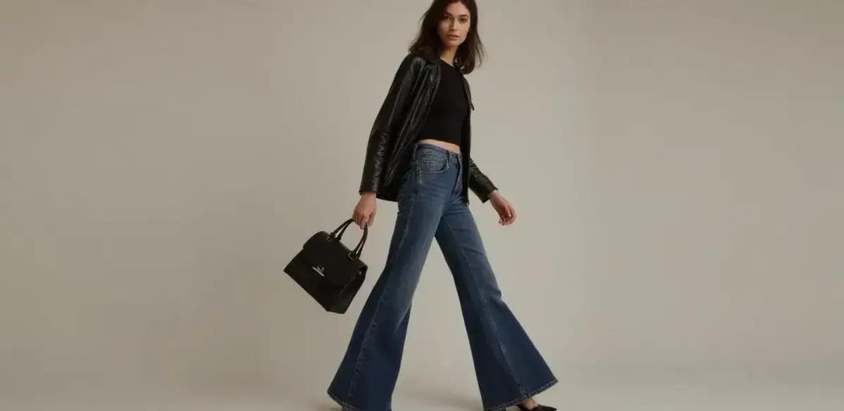 A combinação perfeita: calça flare jeans e bolsa Victor Hugo réplica