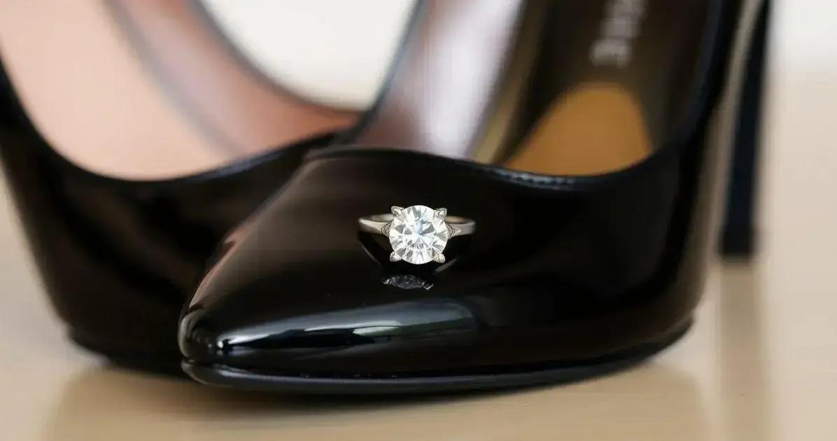 Anel de noivado diamante combina perfeitamente com o Sapato Scarpin Salto 12 Verniz Preto!