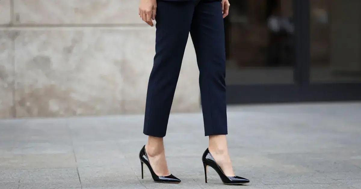 A combinação perfeita: macacão pantacourt e sapato scarpin salto 12 verniz preto A combinação perfeita: macacão pantacourt e sapato scarpin salto 12 verniz preto