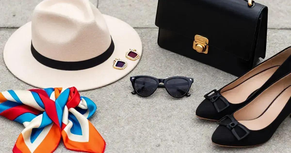 Acessórios para Usar com Óculos de Sol Gatinho e Case Celular Prada Acessórios para Usar com Óculos de Sol Gatinho e Case Celular Prada