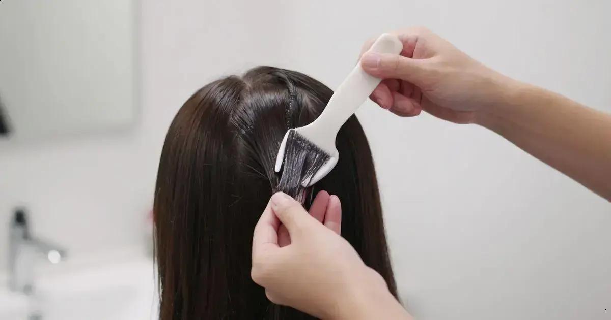 Aplicação da tinta de cabelo sem amônia Aplicação da tinta de cabelo sem amônia