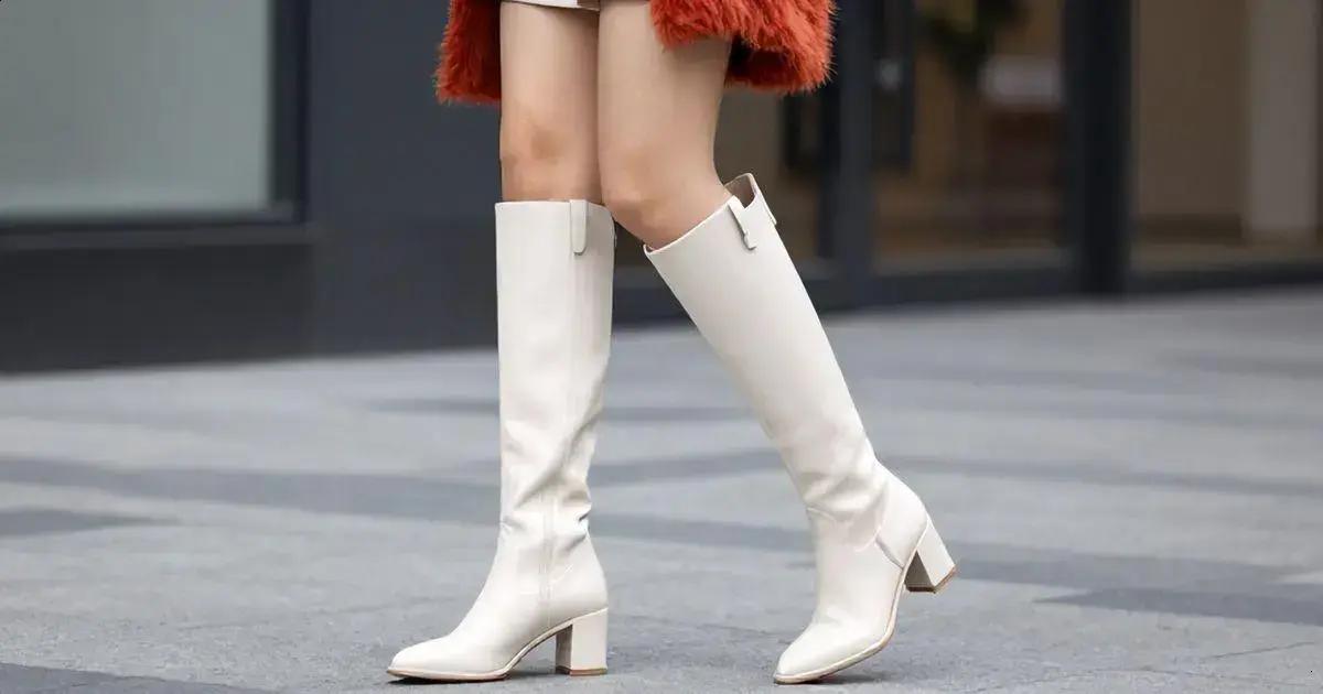 Bota Franzida Feminina Napa Off White Salto 9 cm: O look perfeito com cabelo revelador Bota Franzida Feminina Napa Off White Salto 9 cm: O look perfeito com cabelo revelador