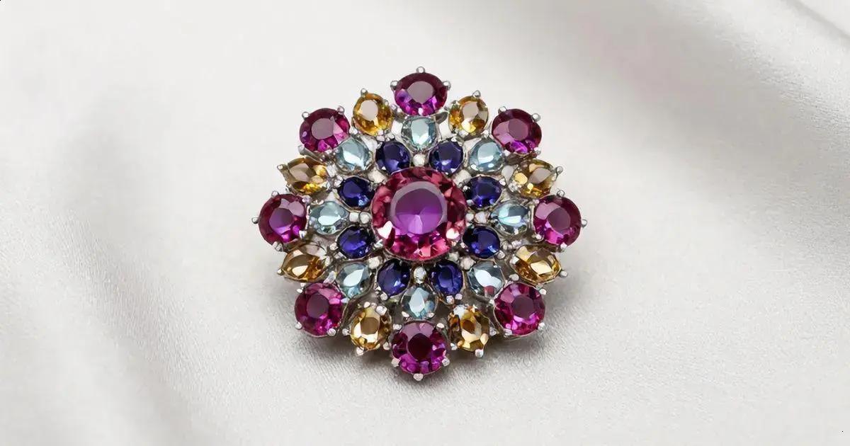 Broche com Pedras Preciosas: Detalhes Ricos e Exclusivos 1 Broche com Pedras Preciosas: Detalhes Ricos e Exclusivos