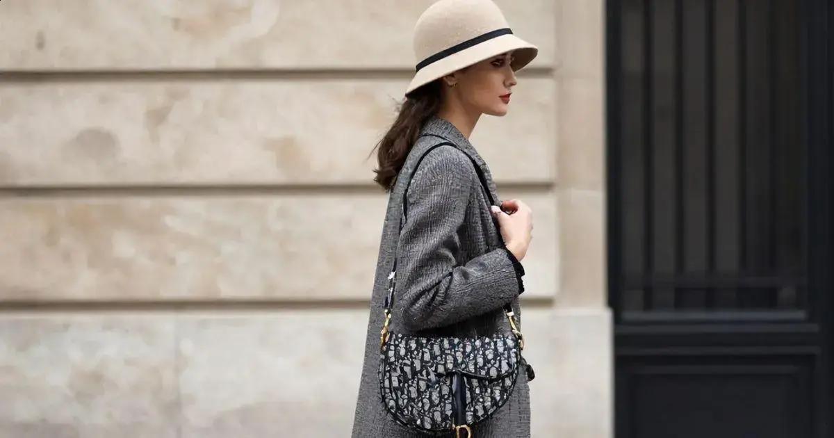 Chapéis cloche e a bolsa Dior Saddle Preta: uma combinação de estilo Chapéis cloche e a bolsa Dior Saddle Preta: uma combinação de estilo