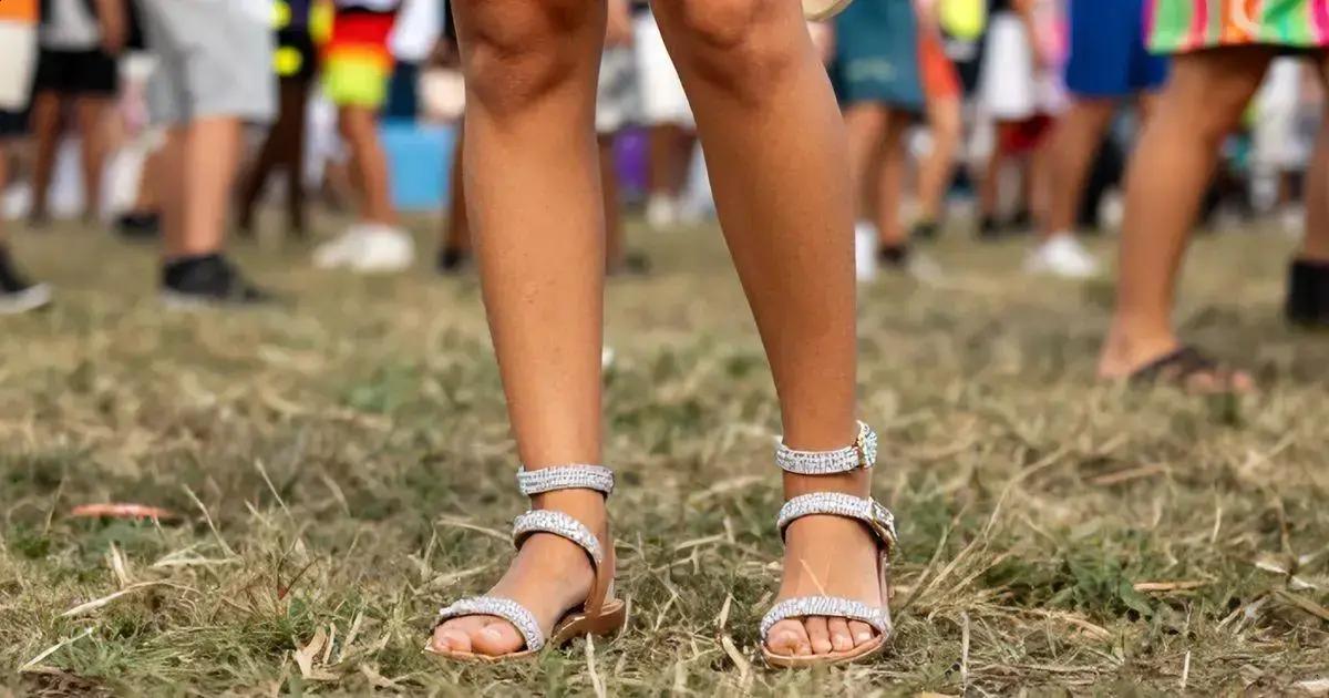 Chinelo Prada Cristal: Estilo no Look Festival Chinelo Prada Cristal: Estilo no Look Festival