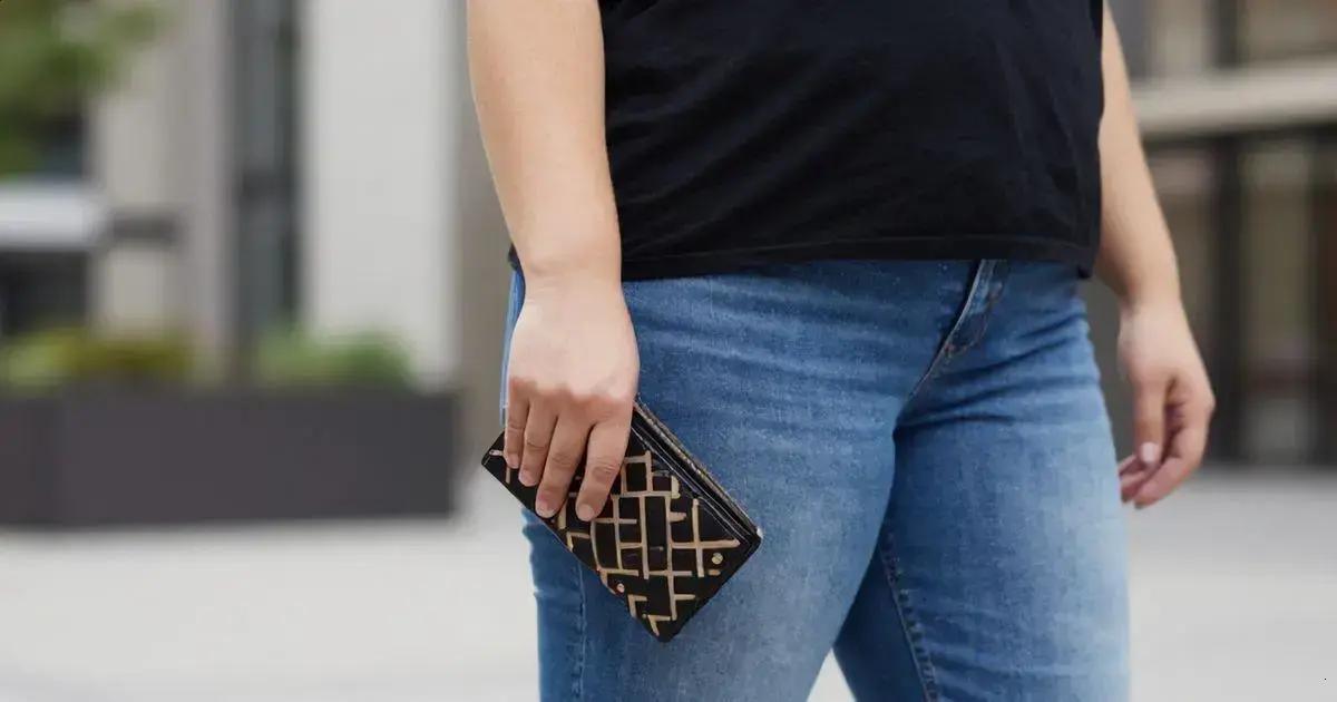 Como combinar carteiras masculinas no seu look casual plus size Como combinar carteiras masculinas no seu look casual plus size