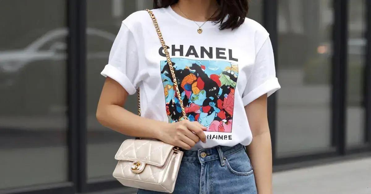 Como combinar sua camiseta estampada com a bolsa chanel shinny Como combinar sua camiseta estampada com a bolsa chanel shinny