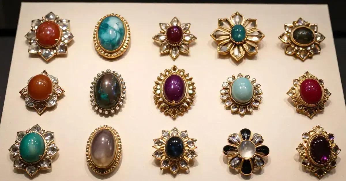 Como escolher um broche com pedras preciosas Como escolher um broche com pedras preciosas