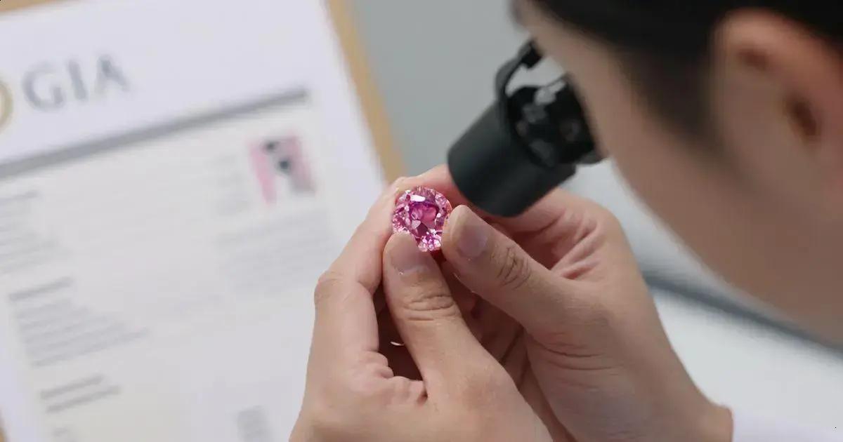Como identificar um diamante rosa verdadeiro? Como identificar um diamante rosa verdadeiro?