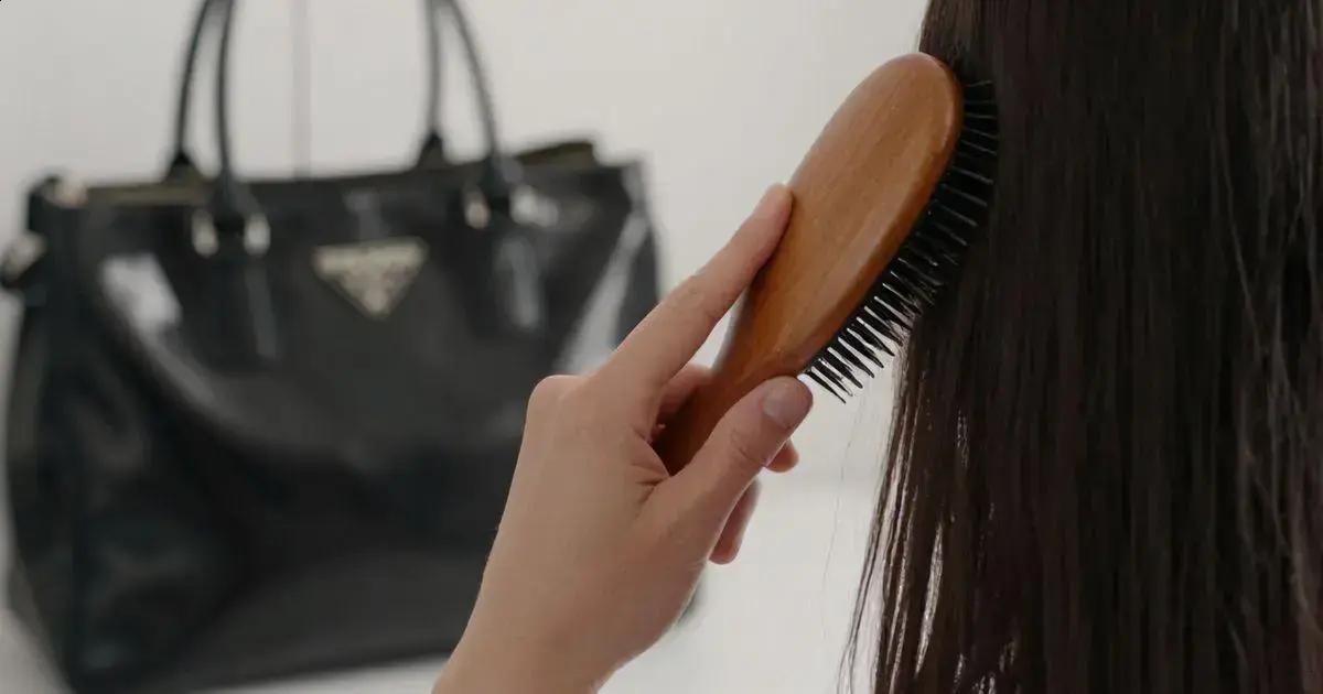 Como Utilizar o Pente de Madeira Antistatic Como Utilizar o Pente de Madeira Antistatic