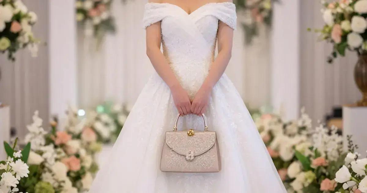 Dicas para combinar vestido de noiva ombro a ombro com carteiras femininas Dicas para combinar vestido de noiva ombro a ombro com carteiras femininas