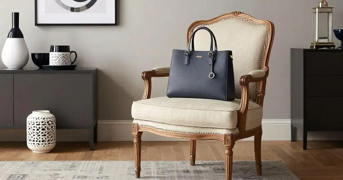 Dicas para harmonizar cadeira estofada vintage com sua bolsa Michael Kors MK réplica Dicas para harmonizar cadeira estofada vintage com sua bolsa Michael Kors MK réplica