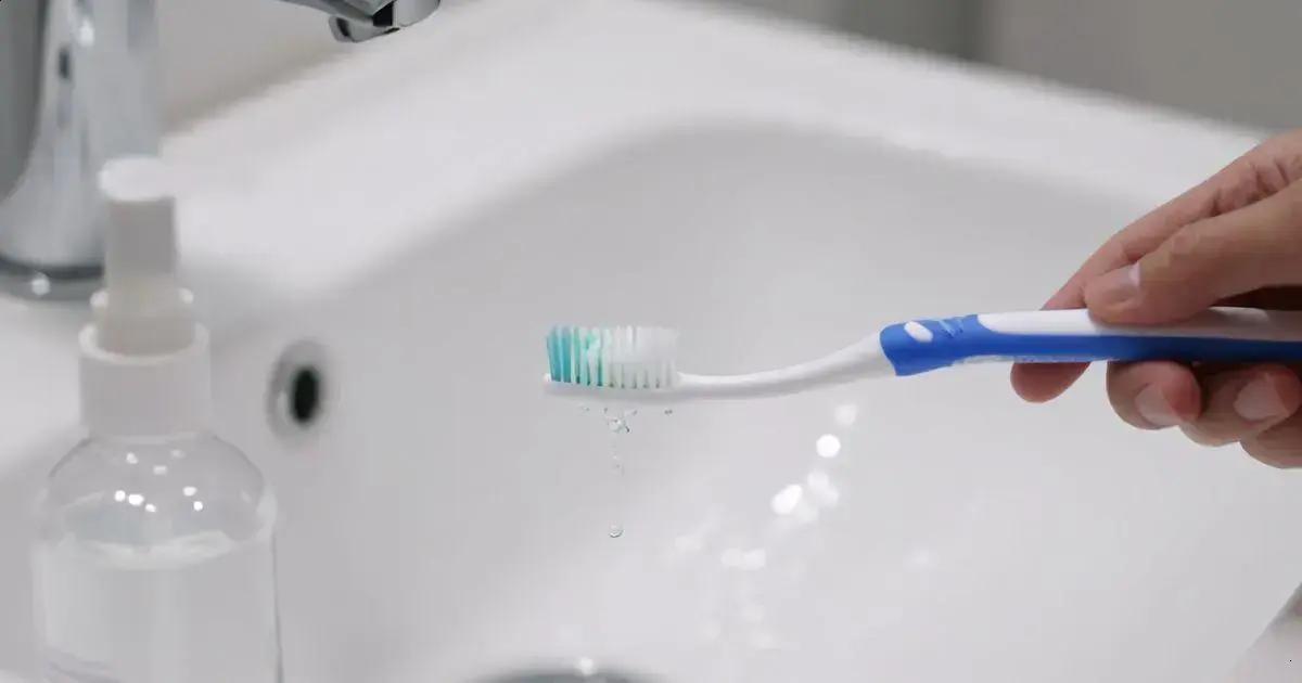 Dicas para manter sua escova limpa e em bom estado com desinfetante