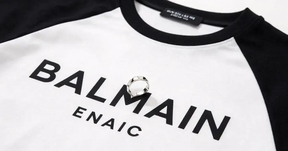 Estilos de Anel de Formatura e a Camiseta Balmain Preto Branca Estilos de Anel de Formatura e a Camiseta Balmain Preto Branca