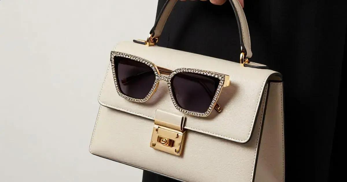 Óculos de sol com pedraria e bolsas: a combinação perfeita Óculos de sol com pedraria e bolsas: a combinação perfeita