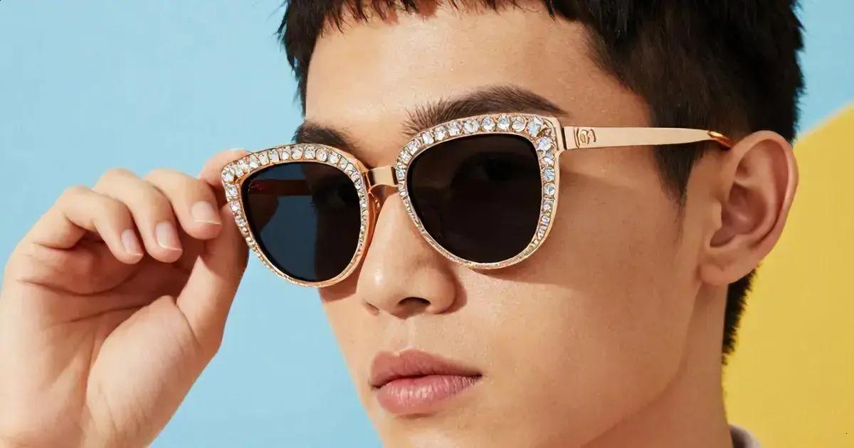 Óculos de Sol com Pedraria: Luxo e Brilho no Acessório 2 Óculos de Sol com Pedraria: Luxo e Brilho no Acessório