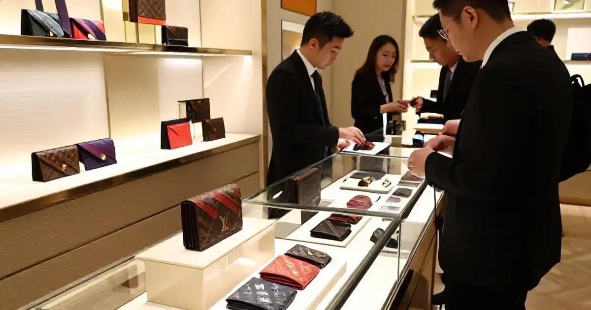 Onde comprar carteiras Louis Vuitton e gravata Onde comprar carteiras Louis Vuitton e gravata