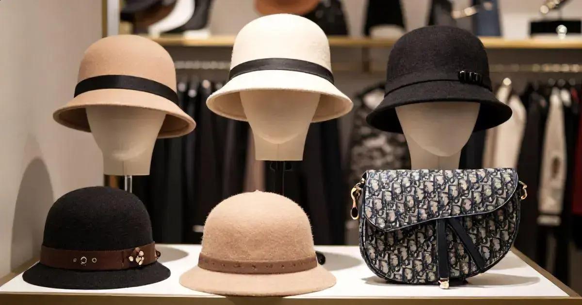 Onde encontrar chapéus cloche e a bolsa Dior Saddle Preta Onde encontrar chapéus cloche e a bolsa Dior Saddle Preta